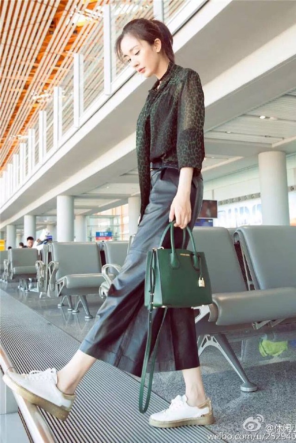 Mê mẩn gu thời trang sân bay sành điệu và đẳng cấp của Dương Mịch - 17 Mê mẩn gu thời trang sân bay sành điệu và đẳng cấp của Dương Mịch - 17