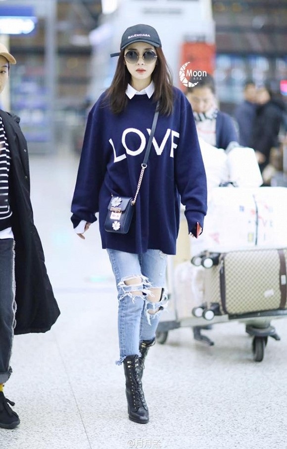 Mê mẩn gu thời trang sân bay sành điệu và đẳng cấp của Dương Mịch - 9
Jeans rách cùng áo len oversize được Dương Mịch lăng xê nhiệt tình trong suốt mùa đông năm qua.