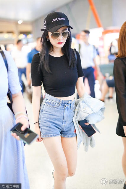 Triệu Vy trẻ trung nhờ da trắng sứ, Dương Mịch khoe eo thon với short ngắn - 6
Hôm qua 23/6, cô xuất hiện tại sân bay với quần jeans siêu ngắn, áo crop top. Một set đồ rất đơn giản nhưng vẫn giúp Dương Mịch tỏa sáng bởi khoe được lợi thế là làn da hoàn hảo của ngôi sao xinh đẹp.
