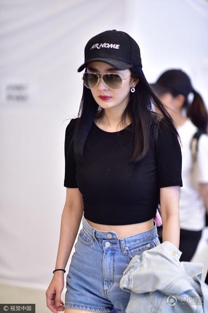 Triệu Vy trẻ trung nhờ da trắng sứ, Dương Mịch khoe eo thon với short ngắn - 5
Bà mẹ một con Dương Mịch vẫn luôn là một trong những biểu tượng thời trang của Trung Quốc hiện tại. Thời trang sân bay của người đẹp 30 tuổi luôn khiến fan thích thú và học hỏi.