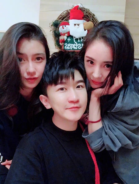 Dương Mịch đón sinh nhật lần thứ 31 bên Angelababy - 5
Cuộc hôn nhân của Dương Mịch và Lưu Khải Uy sóng gió gần hai năm nay khi hai người thường xuyên phải sống xa nhau. Tuy nhiên, trả lời báo chí, cả hai luôn khẳng định, cuộc hôn nhân của họ vẫn êm thấm và hạnh phúc.