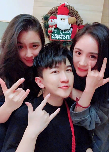 Dương Mịch đón sinh nhật lần thứ 31 bên Angelababy - 4
Dương Mịch đang có những ngày tháng vô cùng bận rộn. Cô đi công tác liên tục nên không có thời gian ở bên chồng và con suốt từ đầu năm tới nay. Trong ngày sinh nhật, cô cũng phải sống xa chồng con và chỉ nhận được tin nhắn chúc mừng tuổi mới từ ông xã.