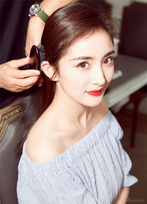 Dương Mịch đón sinh nhật lần thứ 31 bên Angelababy - 9
Ngôi sao 31 tuổi sở hữu nhan sắc hoàn hảo và gu thời trang tuyệt vời.