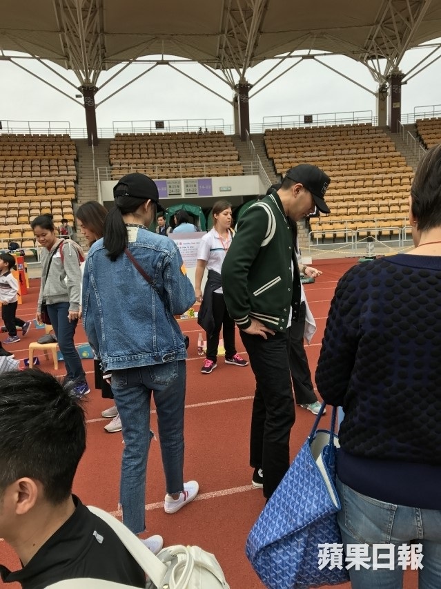 Dương Mịch diện váy ngắn, giày cao gót sau tin đồn mang bầu lần hai - 8
Hình ảnh vợ chồng Dương Mịch - Lưu Khải Uy cùng đưa con gái tới trường được đăng tải vào ngày 25/3. Hai người tỏ ra rất hạnh phúc và vui vẻ.