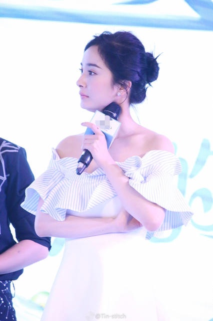 Dương Mịch khoe chân thon dài thẳng muốt - 3
Dương Mịch cho biết, là một phụ nữ, cô rất quan tâm tới việc chăm sóc da bởi một làn da khoẻ mạnh sẽ giúp phụ nữ ăn gian tuổi tác.