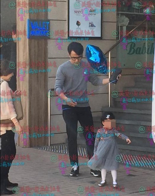 Dương Mịch tươi xinh và trẻ trung trong sự kiện - 8
Vào dịp kỷ niệm 3 năm ngày cưới, Dương Mịch đóng phim tại đại lục trong khi Lưu Khải Uy về Hồng Kông đưa con gái đi chơi.