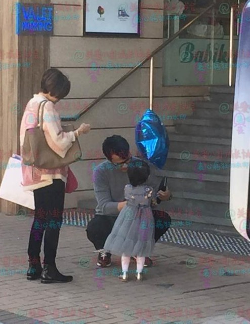 Dương Mịch tươi xinh và trẻ trung trong sự kiện - 10
Lưu Khải Uy cưng nựng cô con gái đáng yêu. Anh đã phải chịu những áp lực và sự chỉ trích của dư luận khi hình ảnh anh vào phòng riêng của bạn diễn Vương Âu được đăng tải vào tháng 10 năm ngoái.