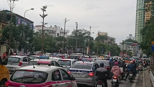 Hà Nội: Đường Nguyễn Chí Thanh bất ngờ ùn tắc kéo dài - 3
Xe cộ như nêm trên đoạn từ cầu vượt Nguyễn Chí Thanh - Kim Mã đến ngã tư Nguyễn Chí Thanh - Đường Láng.