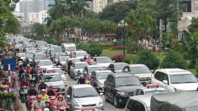Hà Nội: Đường Nguyễn Chí Thanh bất ngờ ùn tắc kéo dài - 8
Đoạn từ ngã tư Nguyễn Chí Thanh - Đường Láng đến đầu đường Trần Duy Hưng ùn tắc cả hai chiều.