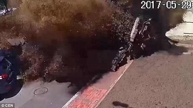 
Đất đá bay tung tóe khi phát nổ (Ảnh: Dailymail)
