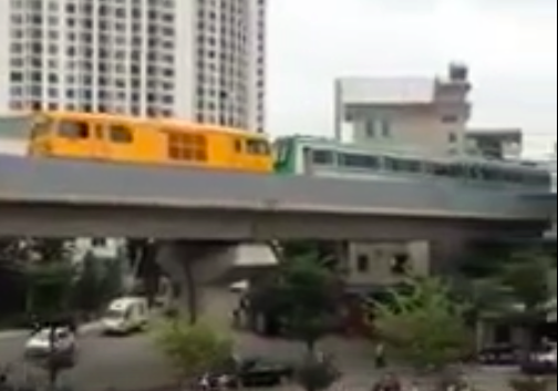 Sáng 13/10, cả đoàn tàu được kéo trên tuyến đường sắt trên cao Cát Linh – Hà Đông gây bất ngờ cho nhiều người đi đường. Đoàn tàu chạy với vận tốc chậm, quãng đường di chuyển là từ trung tâm Depot đến điểm cuối là ga Cát Linh, dài 13km trên cao.