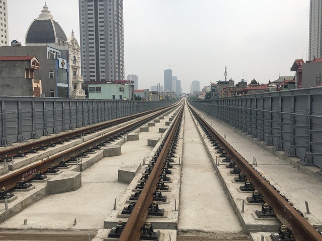 Đường ray tàu Cát Linh – Hà Đông bị rỉ sét nhiều ngày qua. Lý do được Ban Quản lý dự án giải thích: “Khi lắp thiết bị đã được phủ dầu mỡ chống rỉ sét, nhưng quá trình thi công ngoài hiện trường khiến lớp chống rỉ sét không còn, việc phủ lại lớp dầu mỡ chống rỉ sét bảo vệ đã được chỉ đạo thực hiện…”