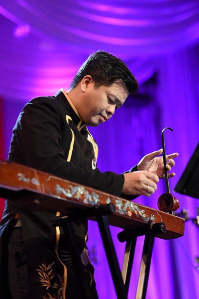 NSND Quang Thọ khuyên Đăng Dương: “Muốn hát hay phải… yêu nhiều hơn nữa” - 4 Đăng Dương biểu diễn đánh đàn bầu trên sân khấu.