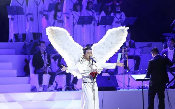 Tùng Dương “gây sốc” khi ngẫu hứng với bolero? - 1 Tùng Dương gây bất ngờ khi xuất hiện với đôi cánh thiên thần...
