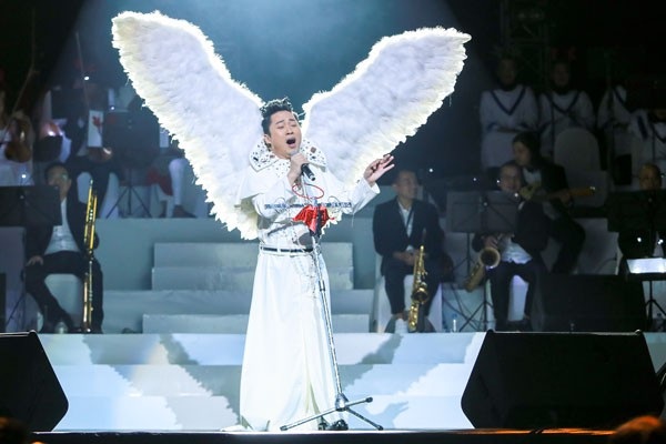 Tùng Dương “gây sốc” khi ngẫu hứng với bolero? - 2 ... Anh ngẫu hứng hát bolero với Hai mùa Noel