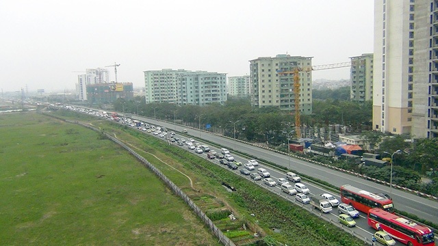 Ảnh tuần qua: Lễ hội đầu năm tưng bừng và... quá tải! - 4 Chiều ngày 1/2, tức ngày 5 Tết - ngày nghỉ cuối cùng trong kỳ nghỉ Tết, dòng người từ các tỉnh thành đổ về Thủ đô khá đông, khiến giao thông tại các cửa ngõ Hà Nội ùn ứ. Càng về chiều tối lượng người và xe đổ về càng đông, giao thông rất khó khăn. (Ảnh: Quang Phong)