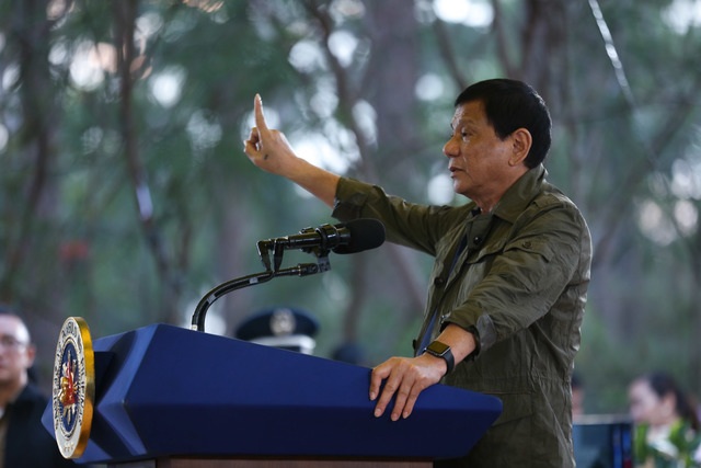 Tổng thống Philippines từ chối nhận đồng hồ vàng làm quà sinh nhật - 1
Tổng thống Philippines đeo một chiếc đồng hồ Apple (Ảnh: Rappler)