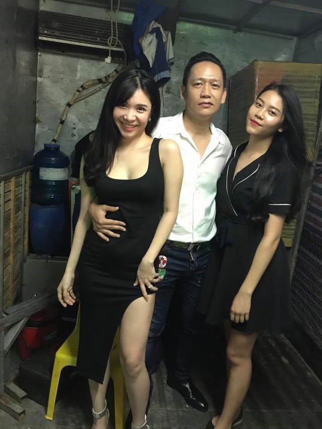 Ồn ào lộ ảnh “đụng chạm” vòng 1; người mẫu tranh nhau thi hoa hậu - 2 Theo bức hình gốc Duy Manh chia sẻ, bàn tay anh đặt ở phần eo Thanh Bi thay vì hình ảnh bàn tay bị người khác chỉnh sửa đặt trên ngực nữ diễn viên. Hình ảnh Duy Mạnh đặt tay lên ngực Thanh Bi chỉ là sản phẩm của photoshop.