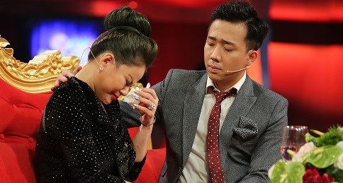 Sao Việt thi nhau lên tiếng minh oan chuyện tình ái ồn ào như trên phim - 4 Mới đây, trong một talkshow trên sóng truyền hình, khán giả lần đầu tiên được nghe Lê Giang chia sẻ về cuộc sống bất hạnh của cô khi sống cùng với danh hài Duy Phương. Lê Giang chia sẻ, cuộc sống như địa ngục kể từ chồng cô “sa cơ”, nam nghệ sĩ liên tục giáng xuống Lê Giang những trận đòn roi đau đớn. Cô còn kể: “Ổng liệng tôi từ cầu thang xuống”.