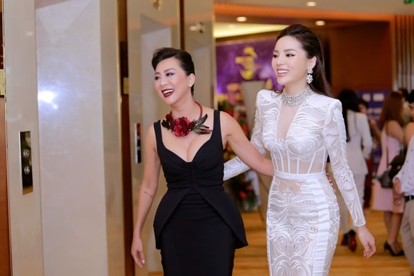 Hoa hậu Kỳ Duyên: “Dính nhiều scandal vì tôi quá…vô tư” - 7 Hoa hậu Kỳ Duyên hào hứng khi lần đầu gặp gỡ thần tượng, MC Nguyễn Cao Kỳ Duyên.