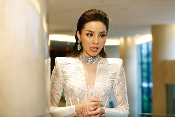 Hoa hậu Kỳ Duyên: “Dính nhiều scandal vì tôi quá…vô tư” - 6 So với thời điểm đăng quang Hoa hậu Việt Nam, gương mặt của Kỳ Duyên bị cho rằng quá khác lạ...