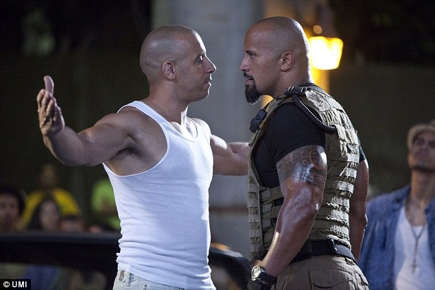 Vì mâu thuẫn, hai “người hùng cơ bắp” không cùng đi quảng bá phim - 2
Vin Diesel được cho là luôn đến muộn trong những ngày bộ phim The Fate Of The Furious thực hiện. Anh cũng tới muộn trong ngày thực hiện cảnh quay cuối với Dwayne The Rock Johnson khiến sau đó nam diễn viên từng thủ vai Vua bọ cạp trong bộ phim cùng tên đã phải lên trang cá nhân của mình than thở rằng anh không thể chịu được bạn diễn nam của mình