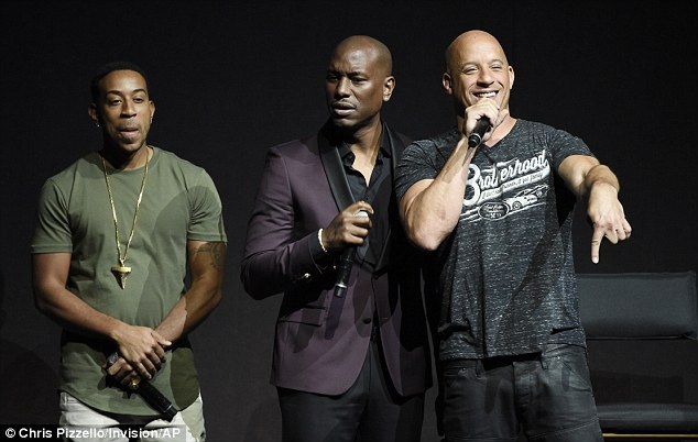 Vì mâu thuẫn, hai “người hùng cơ bắp” không cùng đi quảng bá phim - 3
Vin Diesel cùng các bạn diễn trong phim - Tyrese và Ludacris đi quảng bá phim ở Las Vegas ngày 29/3. Ngôi sao của phim Quá nhanh, quá nguy hiểm thường từ chối bình luận khi được hỏi về mâu thuẫn giữa anh và Dwayne The Rock Johnson