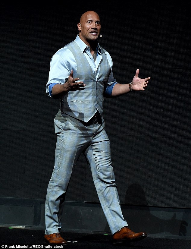 Vì mâu thuẫn, hai “người hùng cơ bắp” không cùng đi quảng bá phim - 4
Dwayne The Rock Johnson cũng tới Las Vegas trước đó một ngày để tham gia 1 sự kiện khác nhưng không dự buổi quảng bá phim The Fate Of The Furious cùng Vin. Anh từng chia sẻ trên báo rằng, anh không rút lại những lời đã nói về bạn diễn và anh không hài lòng khi đồng nghiệp làm việc không chuyên nghiệp