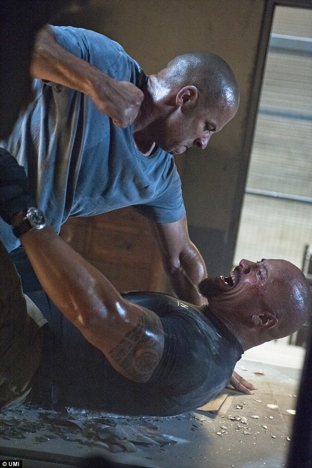 Vì mâu thuẫn, hai “người hùng cơ bắp” không cùng đi quảng bá phim - 5
The Fate Of The Furious với sự tham gia của dàn sao bự đã sớm nhận được những phản hồi tích cực từ phía khán giả và những nhà phê bình điện ảnh