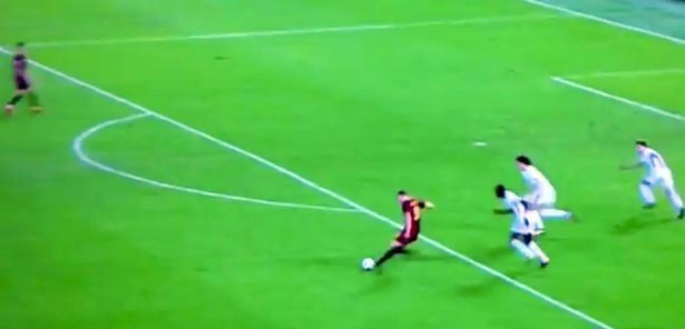 Thảm họa phòng ngự của Chelsea: Ba trung vệ để Dzeko “xỏ mũi” - 2 Sau đó, cầu thủ này thực hiện đường chuyền cho Perotti ở tư thế cực kỳ trống trải