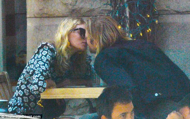 Thiên thần nội y hôn bạn trai trên phố - 1
Siêu mẫu Thụy Điển Elsa Hosk bị bắt gặp đi ăn trưa cùng bạn trai Tom Daly ở New York ngày 13/9 vừa qua