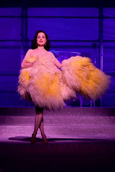 
Vũ nữ thoát y Dita Von Teese tái xuất sau nhiều năm vắng bóng
