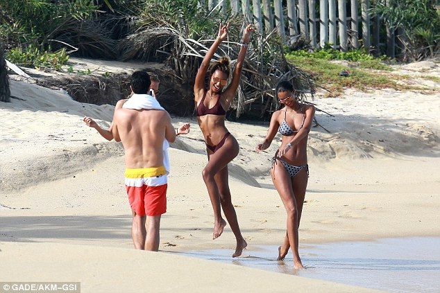 Dàn siêu mẫu nội y bốc lửa khoe dáng với áo tắm - 3
Lais Ribeiro đưa cả bạn trai đi cùng