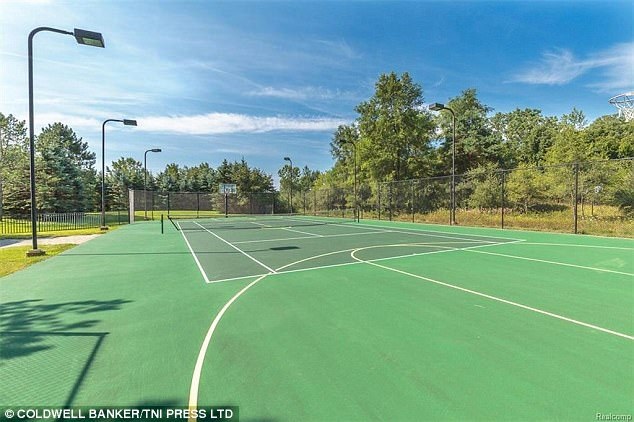 Ngắm nhà siêu sang Eminem bán chịu lỗ - 5
Ngôi nhà xây từ năm 1986 có cả sân tennis