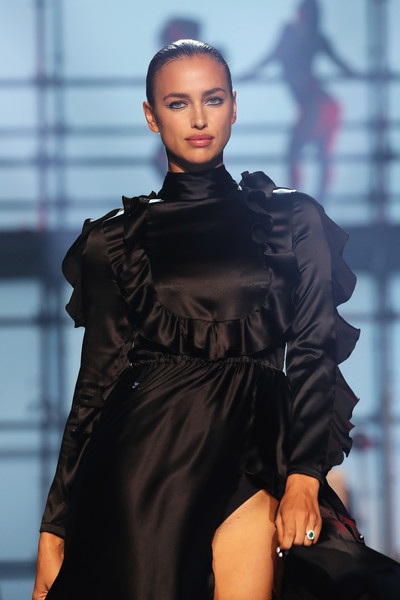 
Cô gây kinh ngạc với dánh thanh mảnh
