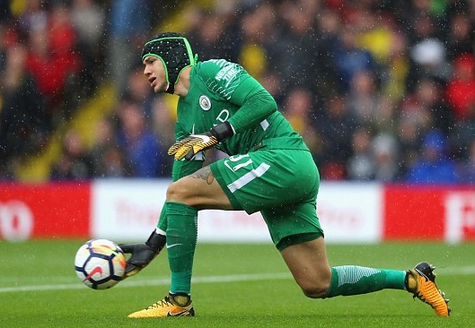 Watford 0-6 Man City: Aguero lập hat-trick - 6
Thủ thành Ederson đã trở lại sân cỏ Premier League với một chiếc mũ bảo về kín đầu