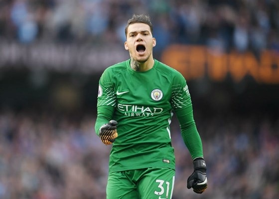 Trong những năm qua, Man City luôn gặp vấn đề ở vị trí thủ môn. Tuy nhiên, sự xuất hiện của Ederson đã giúp HLV Pep Guardiola có được sự lựa chọn tin cậy. Sự ổn định và chắc chắn của người gác đền này góp công không nhỏ giúp Man City thống trị tuyệt đối ở Premier League. Anh là thủ môn để lọt lưới ít nhất Premier League mùa này với 12 bàn.