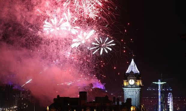 Pháo hoa rợp trời châu Âu chào đón năm mới 2017 - 10
Đêm giao thừa lung linh ở Edinburgh, Scotland, Anh (Ảnh: PA)