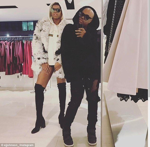 Con trai "sao" bóng rổ điệu đà dự sự kiện - 7
Ngôi sao truyền hình thực tế 24 tuổi ghé hàng loạt cửa hiệu mua sắm ở Beverly Hills và chọn được cho mình nhiều món đồ ưng ý.