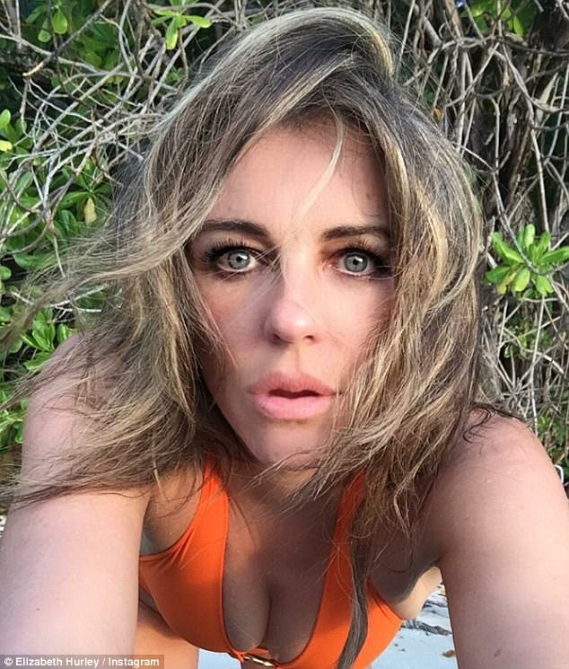 Elizabeth Hurley bốc lửa ở tuổi 52 - 7 
Người đẹp U60 đã qua một lần đò nhưng cô được biết tới nhiều nhất vì mối tình với tài tử điển trai Hugh Grant. Cặp đôi hẹn hò 13 năm trước khi chia tay vào năm 2000