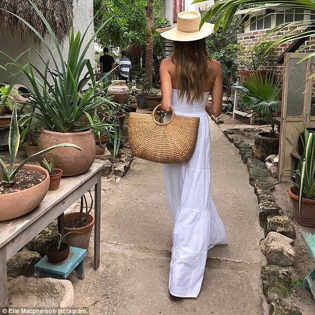 Mê mẩn ngắm dáng đẹp của siêu mẫu 53 tuổi - 10
Những hình ảnh của Elle trên trang cá nhân Instagram thu hút lượng người like và bình luận.