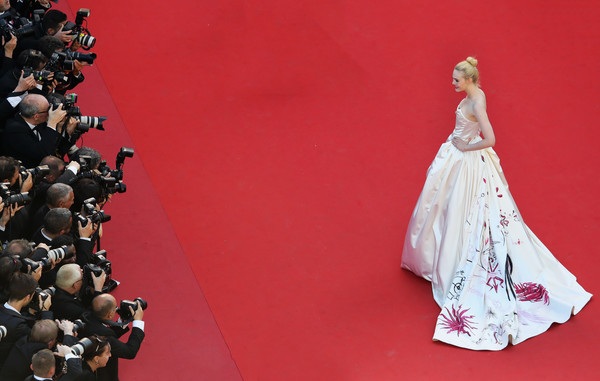 Dàn người đẹp rạng rỡ dự khai mạc LHP Cannes - 7
Elle Fanning đẹp như công chúa