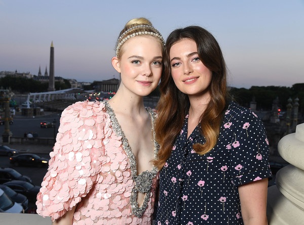 Dàn siêu mẫu đọ dáng tại Paris - 7
Nữ diễn viên trẻ Elle Fanning và Millie Brady