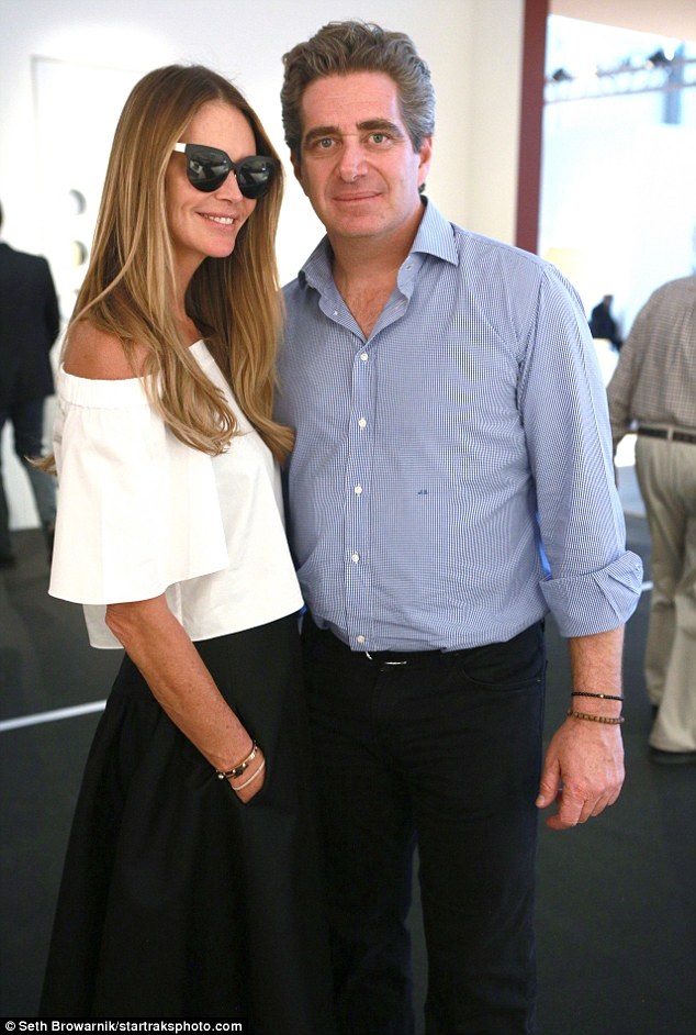 
Elle và các con đã rời ngôi nhà của họ ở Miami. Jeff thì qua lại với một vài phụ nữ khác nhưng khăng khăng quan hệ chỉ là bạn bè.
