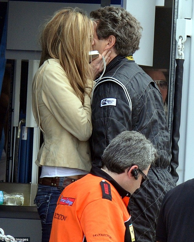 
Siêu mẫu người Úc và ông trùm bất động sản hẹn hò từ năm 2009 và chia tay vào năm 2012 nhưng sau đó lại hàn gắn quan hệ và kết hôn vào năm 2013
