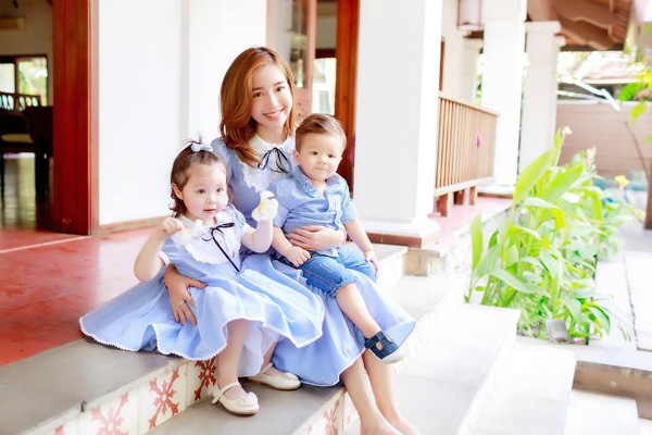 Hồ Ngọc Hà ăn tối cùng chồng cũ; Đan Trường, Lam Trường trổ tài chăm con - 16 Một trong những bà mẹ có các con xinh đẹp như thiên thần. Elly Trần chia sẻ khoảnh khắc đáng yêu của 3 mẹ khi cùng diện đồ màu xanh hòa bình. Cô viết: Bởi vì cuộc đời đã tạo ra nhân duyên nên người ta cuối cùng cũng đến với nhau bằng cách này, hay cách khác.