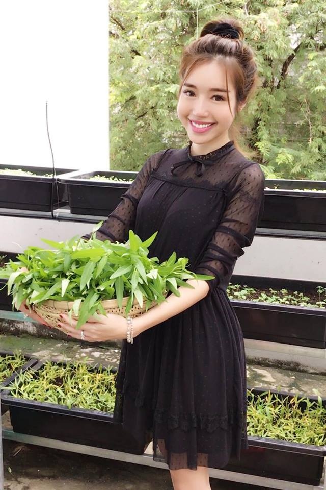 Thích mê vườn rau ban công của người đẹp nóng bỏng nhất nhì showbiz Việt - 6 Người đẹp hào hứng bày tỏ: Trồng cây đến ngày hái lá.