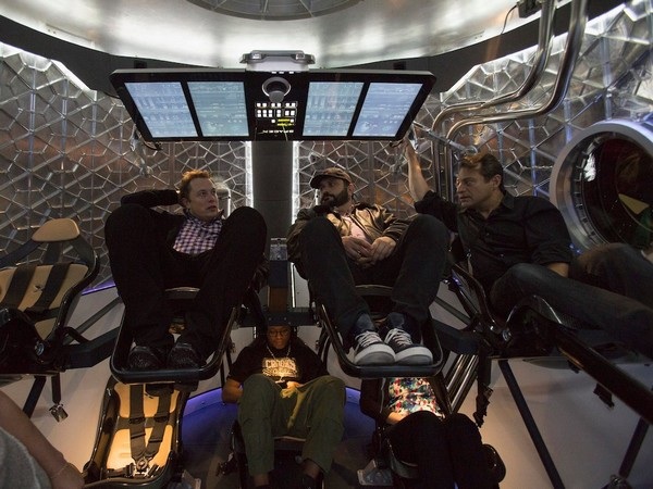 Để có đủ sức khỏe cho lịch làm việc dày đặc của mình, Musk cũng đến phòng tập gym một hoặc hai lần mỗi tuần.