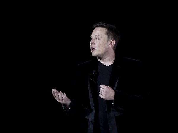 Một ngày làm việc của Musk thường kết thúc vào một giờ sáng. Không quá ngạc nhiên khi một người đàn ông đang cố gắng thực hiện tham vọng đưa con người lên sao Hỏa hay cách mạng hóa cách lái xe đi ngủ muộn sau một ngày làm việc căng thẳng.