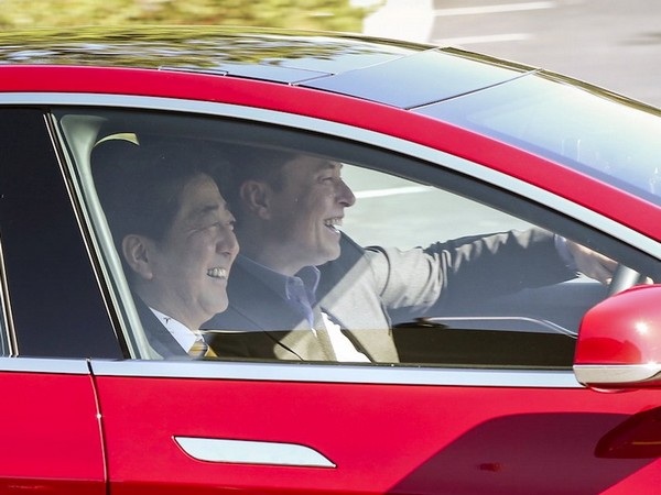 Là ông chủ của hãng xe điện Tesla và hãng không gian vũ trụ SpaceX, do vậy Musk phải dành thời gian cho cả 2 công ty này. Thứ 2 và thứ 6, Musk làm việc tại SpaceX ở Los Angeles, còn các ngày từ thứ 3 đến thứ 5, Musk khu vực Vịnh San Francisco để làm việc tại Tesla. Ước tính Musk dành 42 giờ mỗi tuần làm việc tại Tesla và 40 giờ mỗi tuần làm việc tại SpaceX. Elon Musk cũng từng tiết lộ rằng mình dành ra khoảng nửa ngày trong tuần làm việc tại OpenAI, tổ chức phi lợi nhuận do Musk thành lập về phát triển trí tuệ nhân tạo.